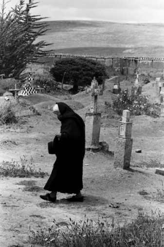 Mujer en el Cementerio